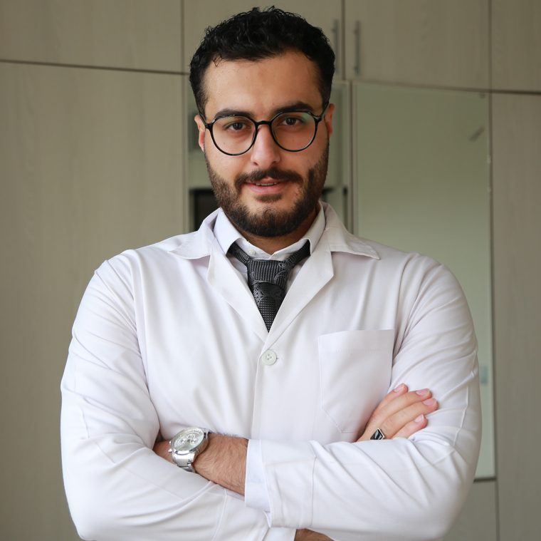 علی محققی، آسیب‌شناس گفتار و زبان، در کلینیک